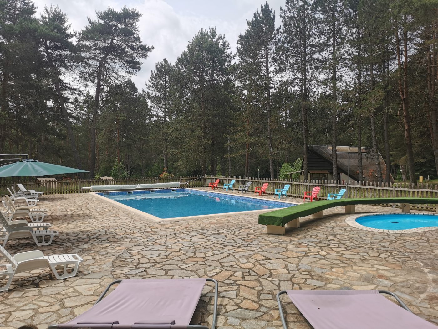 Camping nature avec piscine spacieuse