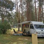 Emplacement camping-car ombragé