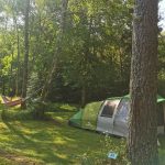 Emplacement camping tente ombragé