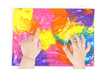 activite-manuelle-enfant-peinture-propre